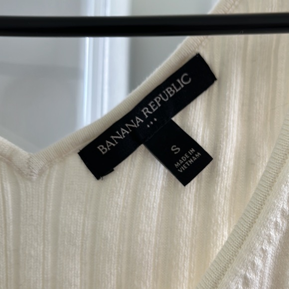 Size small beige Banana Republic sleeveless shirt. Worn once. - Picture 2 of 4